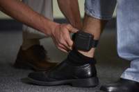 Un bucureștean care și-a tăiat brățara de monitorizare de la picior a fost arestat preventiv