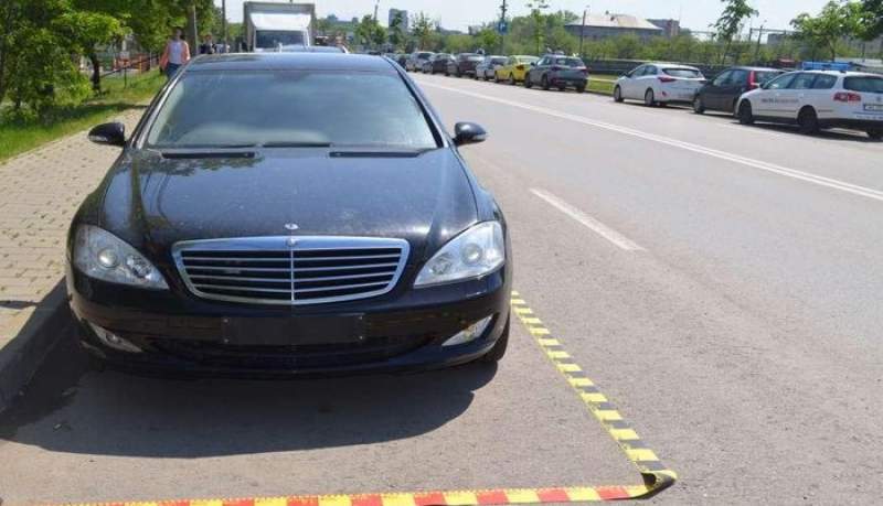 Mercedes căutat pentru confiscare de autoritățile britanice, depistat pe o stradă din Iași