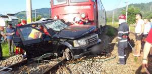 Mașină lovită în plin de trenul Iași – Timișoara: șoferul, în stare gravă la spital