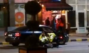 Sucevean încătușat în mijlocul străzii după ce a refuzat să se legitimeze și a început să-i înjure pe polițiști (VIDEO)