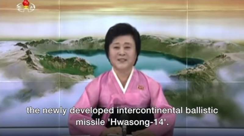 Cum ar fi arătat buletinul de știri dacă mai trăia Ceaușescu? Priviți cum e prezentată la TV lansarea unei rachete balistice în Coreea de Nord! (VIDEO)