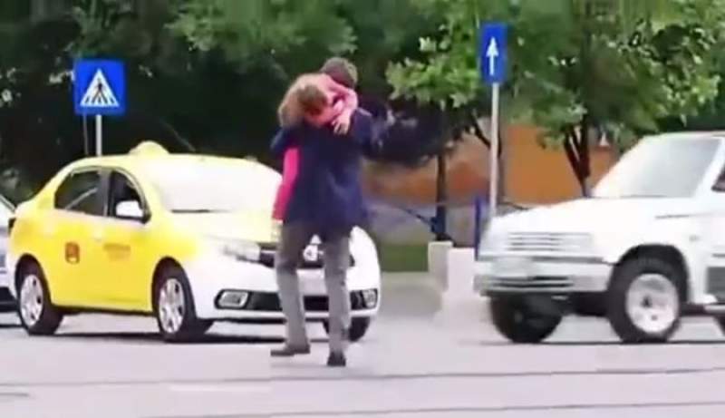 Nicușor Dan traversează strada neregulamentar cu fetița în brațe, printre mașini. Sindicatul Europol: Nu face ca Nicușor (VIDEO)