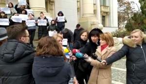 Protest la Operă: zeci de ieșeni, nemulțumiți de deciziile conducerii ONRI (VIDEO)