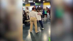 Cu profa nu te pui! Un elev din Florida a făcut greșeala să-și provoace profesoara la dans. Ce a urmat, vezi aici (VIDEO)