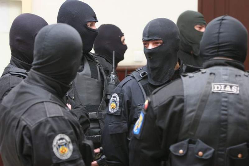 Proxeneți și hoți din Prahova, „călcați” de mascații Poliției, în această dimineață