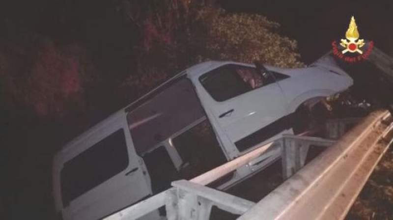 Opt români, răniți într-un grav accident produs pe o autostradă din Italia