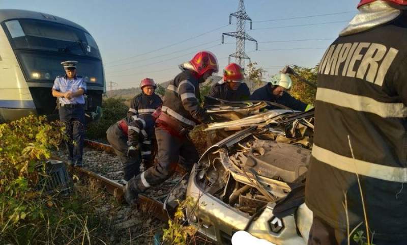 Mașină spulberată de tren, în Dâmbovița: două persoane au decedat