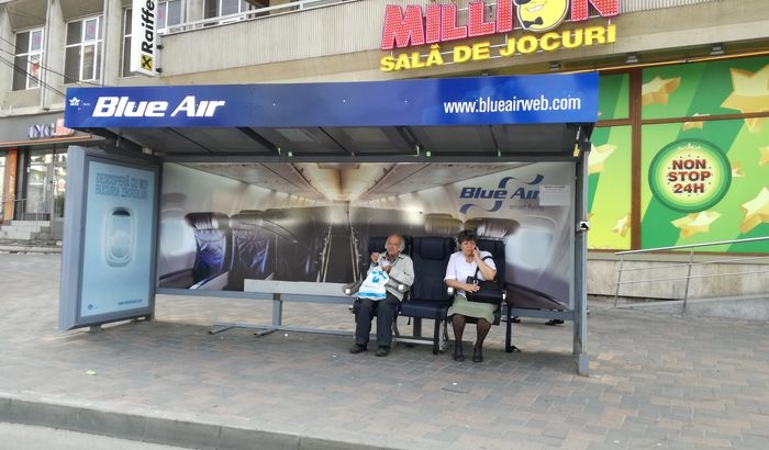Stația Blue Air din centrul Iașului a fost vandalizată. Trei scaune au fost smulse din suport