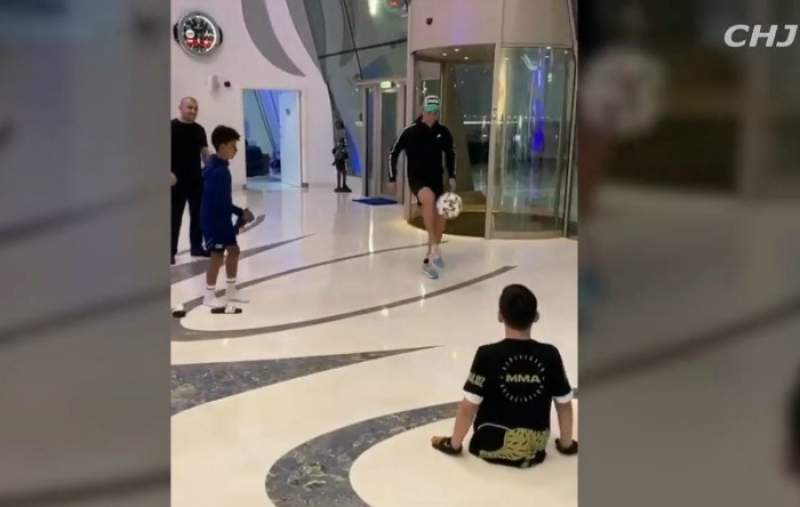 Un vis împlinit! Cristiano Ronaldo, schimb de pase cu un copil fără picioare (VIDEO)