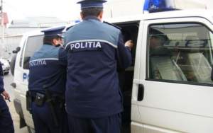 13 ani și 9 luni de închisoare pentru un scandalagiu din Sirețel care a amenințat cu un topor 9 polițiști