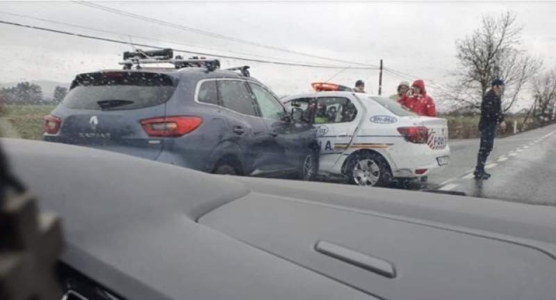 Accident grav în Bistrița-Năsăud: Patru persoane rănite după ce o mașină a intrat din plin într-o autospecială de poliție (VIDEO)