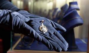 Cadoul-bijuterie al Reginei Elisabeta dăruit familiei Launay din Iași, scos la licitație
