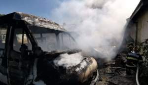 Cinci microbuze distruse într-un incendiu provocat de un aparat de sudură sau de tăiere
