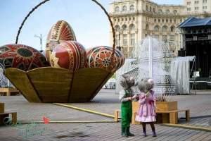 Ouăle de Paști la București. Cheltuieli făcute de Firea pentru decoruri ca în Epoca de Aur
