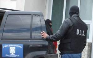 Doi agenți de la Penitenciarul din Tulcea, prinși în flagrant în timp ce luau mită