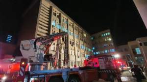 Încă un pacient salvat din incendiul de la Piatra Neamț a murit în Spitalul mobil de la Lețcani