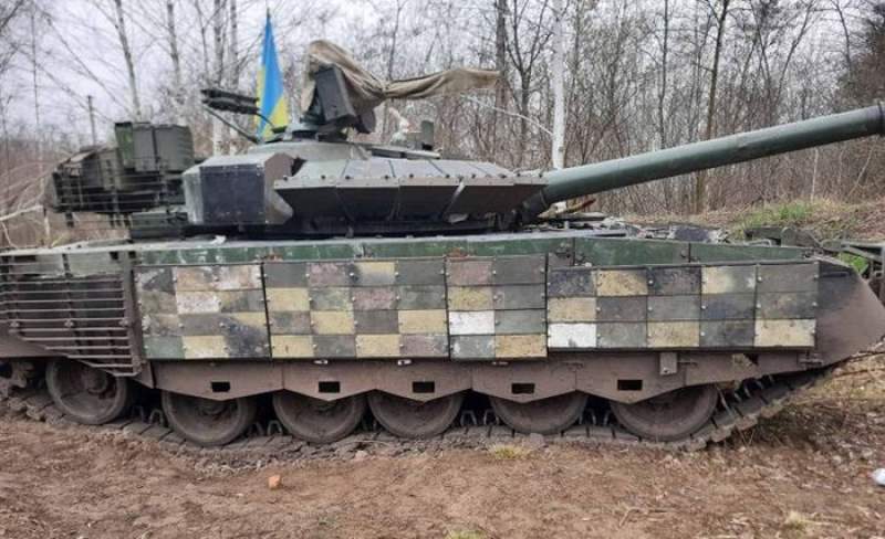 Imagini de război: Ucrainenii tractează un tanc rusesc capturat după ce l-au lovit cu un alt tanc rusesc capturat (VIDEO)