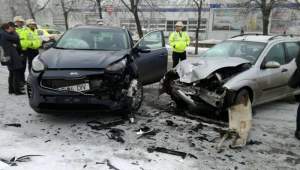 Ford Focus lovit în plin de un SUV, în Pașcani