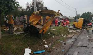 Dubă ruptă în două în urma impactului violent cu un TIR, în Suceava