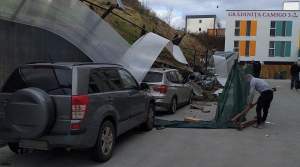 Șase mașini au fost strivite de un zid de beton dintr-un cartier rezidențial din Cluj-Napoca