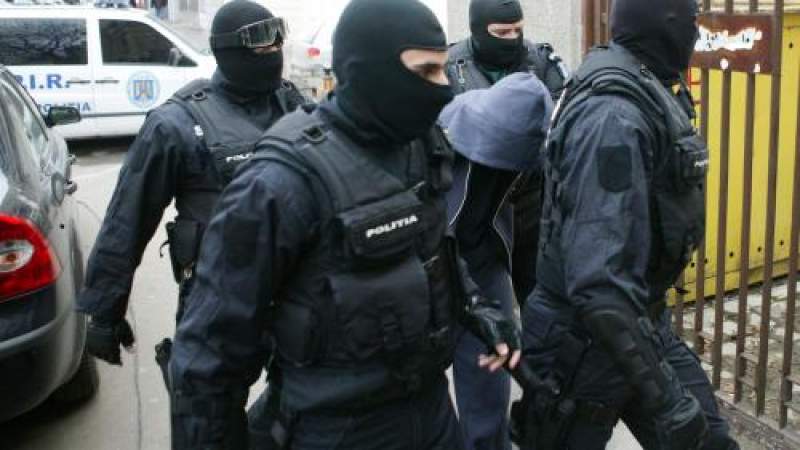 Percheziții în Ploiești, la persoane suspectate de tâlhărie și furt din societăți comerciale