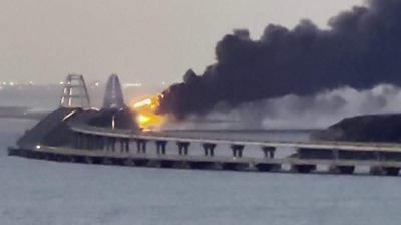 Incendiu devastator pe podul Kerch, care leagă Crimeea de Rusia (VIDEO)