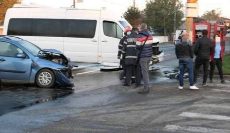 Impact între un microbuz de transport persoane și un autoturism, în zona Autogării Roman: patru persoane, trasportate la spital