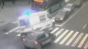 Momentul în care o ambulanță în misiune este lovită în plin, într-o intersecție din Galați (VIDEO)