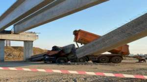 Grinda unui pod de pe Drumul Expres Craiova-Piteşti s-a prăbușit peste un camion. Minune: șoferul a scăpat nevătămat!