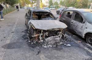 Piroman liber pe străzile Galațiului: cinci mașini, incendiate într-un cartier al orașului