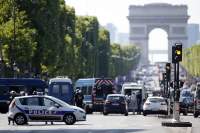 Incident de securitate pe Champs Élysées: dubă de jandarmi lovită în plin de o mașină care a explodat