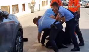 Călugăr  imobilizat de poliţişti, după ce a iscat un scandal lângă Catedrala Arhiepiscopală din Constanţa (VIDEO)