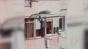 Vasluiancă în acțiune! O femeie și-a pus în pericol viața în timp ce a ieșit pe balcon pentru a curăța geamurile (VIDEO)