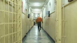 Percheziții în penitenciarele Rahova și Giurgiu. Rudele deținuților aruncau droguri peste gard