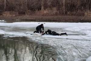 Adolescentul găsit de scafandri după ce a căzut cu bicicleta într-un lac înghețat a fost declarat decedat
