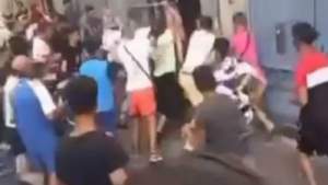 Polițiști din Lyon, atacați violent de o mulțime de oameni în timp ce încercau să aresteze un hoț (VIDEO)