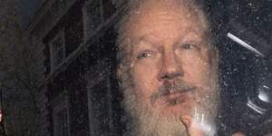 Marea Britanie semnează cererea de extrădare a lui Assange în SUA