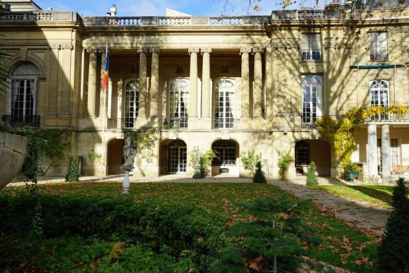 MApN: Ambasada României la Paris a primit un plic suspect cu praf alb și mai multe șervețele