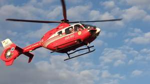 Copil de 8 ani, transportat la spital cu elicopterul SMURD după ce i-a explodat o petardă în mână