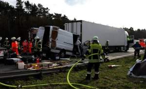 Suceveni morți într-un teribil accident produs în Germania: dubița în care se aflau, un morman de fiare după ce a intrat sub un TIR