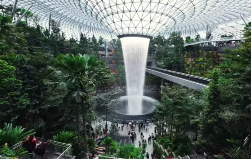 Aeroportul din Singapore inaugurează cea mai mare cascadă de interior din lume (VIDEO)
