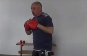 Fost campion național la box, săltat de polițiști din bar: bărbatul, acuzat de șantaj (VIDEO)