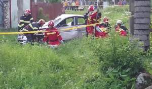 Mașină lovită în plin de tren, la o trecere de cale ferată din Mureș: o femeie a murit pe loc