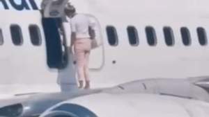 A ales ieșirea de urgență! O ucraineancă a ieșit pe aripa avionului să ia „o gură de aer proaspăt! (VIDEO)