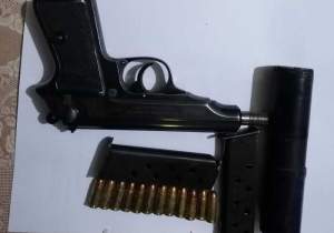 Pistol cu amortizor și încărcătoare cu gloanțe găsite la o grupare de traficanți de droguri din Ialomița