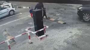 Accident cumplit, în Popești-Leordeni: un bunic și nepoții săi, loviți în plin de un șofer grăbit să prindă bariera deschisă (VIDEO)