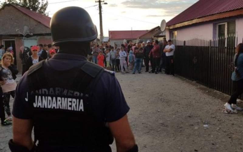 Bătaie cu săbii și pietre, la marginea Buzăului: 40 de persoane implicate în scandal