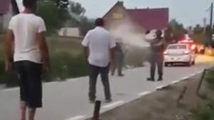 Polițiști în misiune, atacați cu pietre de localnicii unei comune din Suceava. Au fost chemați mascații (VIDEO)
