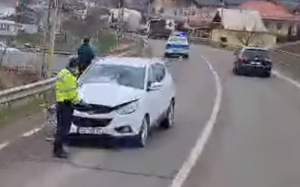 Femeie rănită după ce roata unui autocamion s-a desprins și a lovit autoturismul pe care îl conducea (VIDEO)