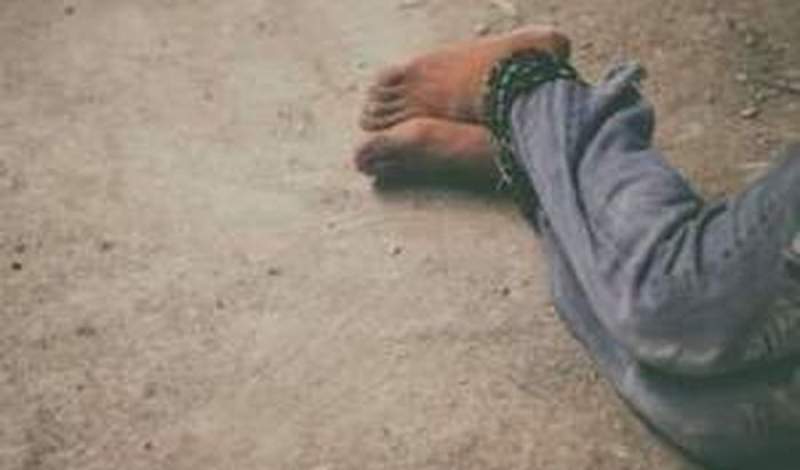 Un nou caz de sclavie în Satu Mare: tânăr bolnav de epilepsie, bătut cu ciocanul, lanțuri, sechestrat într-un garaj